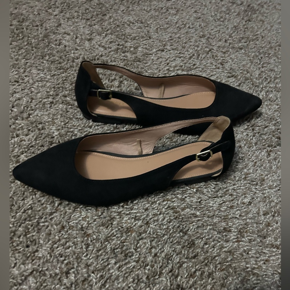 Pointed toe flat